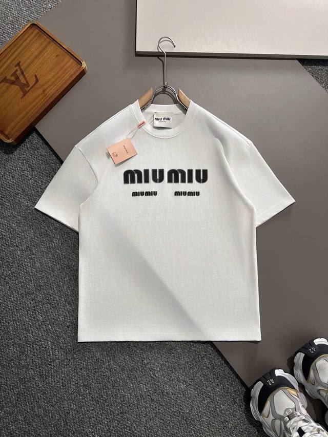 Miu Miu-新订单系列！2025SS春夏新品 重磅级尤物单品，官网在售系列。印花短袖T恤，定织微融感高支纯棉面料，手感非常好，前幅浮雕标识印花图案装饰，增加