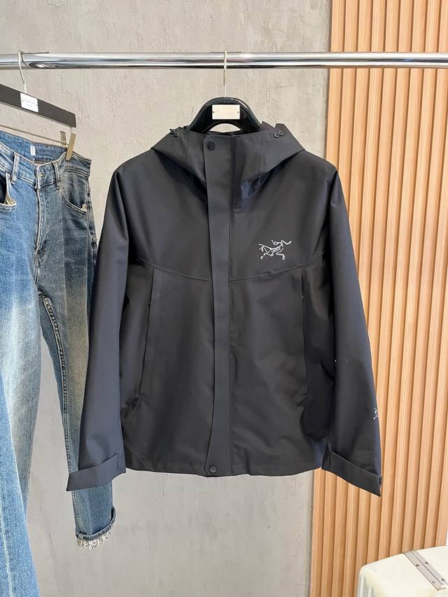 开春新品 ARC’TERYX*始祖鸟24ss新款轻薄硬壳冲锋衣 百搭户外男女同款 采用原厂GORE-TEX科技面料 细节辅料全部同步gtx材质严密防风！不易脏污