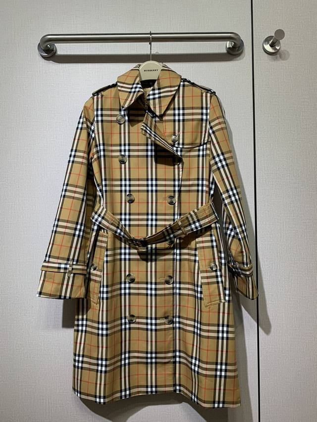 1004100 Burberry 25春款！女士格纹棉质Trench风衣出货！海外官网同款！休闲风格的经典Trench风衣，选用经典格纹棉质面料，采用双排扣设计