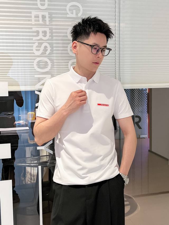 25新品 Prada 普拉达POLO衫，黑、白色，M-XXXL 来自意大利知名的奢侈品牌。其独特天赋在于对新创意的不懈追求，不仅能够预测时尚趋势,更能够引领时尚