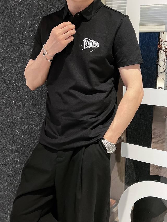 DIOR 25新款男士翻领短袖polo衫，经典刺绣logo图案，可轻松搭配各种风格。polo衫是男士衣橱里不可或缺的单品，定制面料.光泽明亮、有垂悬感；黑色 白