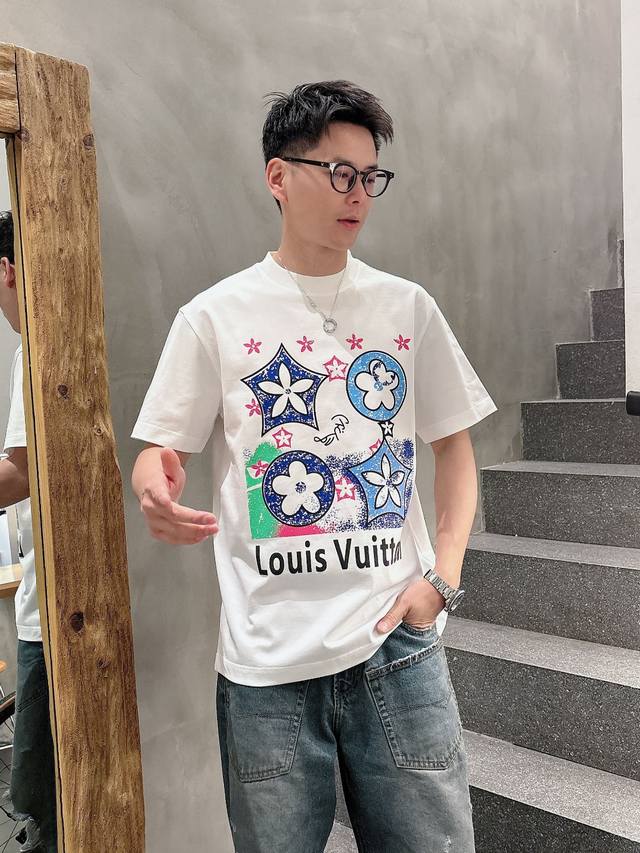 LV 2025春夏新款男女同款短袖T恤，！定制专属纯棉面料，定制原版工艺螺纹，胸前重工字母logo工艺设计！简约大方，从容百搭，档次极高，完美融入时尚还有风情感