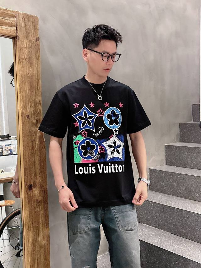 LV 2025春夏新款男女同款短袖T恤，！定制专属纯棉面料，定制原版工艺螺纹，胸前重工字母logo工艺设计！简约大方，从容百搭，档次极高，完美融入时尚还有风情感