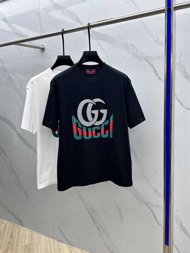 Gucci 古驰 2025FW春夏新品圆领打底外穿T恤，立体感logo微廓形半袖260克活性纯棉打底T恤，棉，手感面糯有骨感，柔而有韧性。工艺处理，韧性和抗皱性