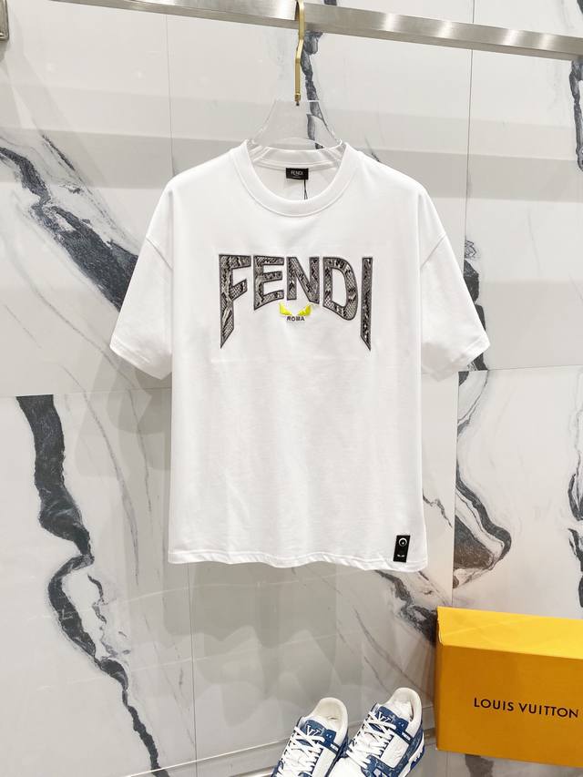 FENDI 芬迪 260克圆领短袖T恤 刺绣小怪兽眼睛 网眼字母LOGO设计 官方同步 高版本 高品质 时尚个性 百搭潮流 纯原品质 原版面料 吊牌 领标 水洗