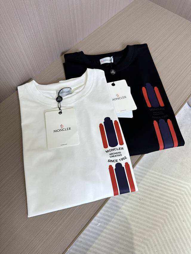 Moncler 蒙口 25ss春夏新品印花标识圆领短袖T恤，正面胸前缀饰绘制三色图案长条状印花品牌标识印花设计，左侧袖边饰有毡艺刺绣经典徽标，打造男士基本款单品