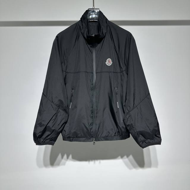 Moncler 蒙口！2025春款！ 立领设计运动休闲夹克外套兼顾轻商务人士！！联名最新绣花章仔logo加持！采用树脂防水拉链稳定实用性大大提升、时尚融合运动干