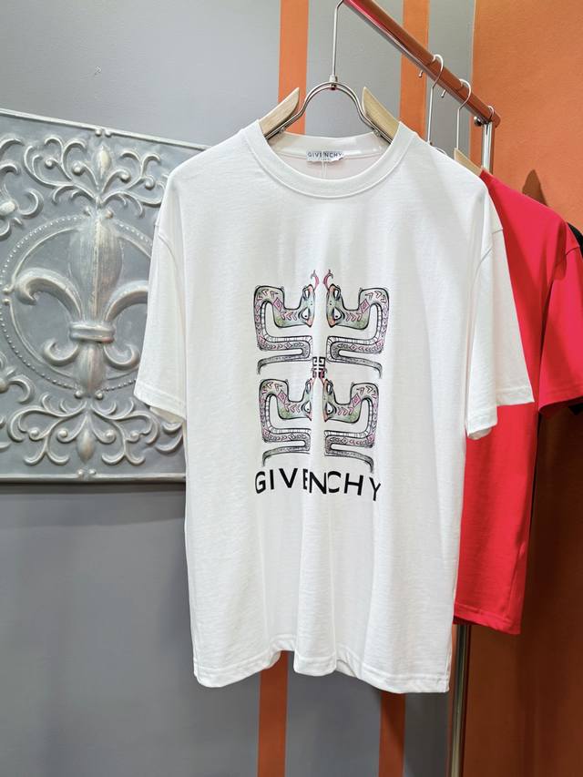 Givenchy 纪梵希 25ss新款T恤，官网同步发售，灵蛇图案设计，精心印花点缀，上身效果超赞。手感柔软亲肤，着身舒适透气性都无法挑剔，实物绝对会让你爱不释