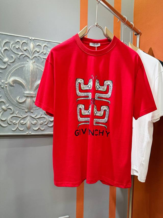 Givenchy 纪梵希 25ss新款T恤，官网同步发售，灵蛇图案设计，精心印花点缀，上身效果超赞。手感柔软亲肤，着身舒适透气性都无法挑剔，实物绝对会让你爱不释 - 点击图像关闭