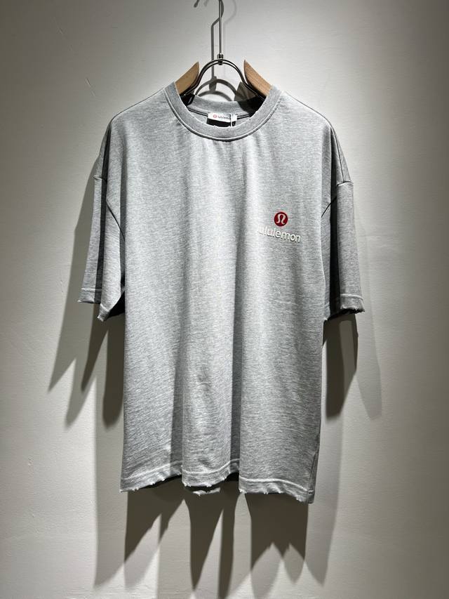 lululemon 露露乐蒙 2025春夏新款男女同款短袖T恤，意大利原厂订单渠道，极具个性高级风，标志logo图案压绒工艺设计！情侣款纯棉短袖T恤！！最新时尚