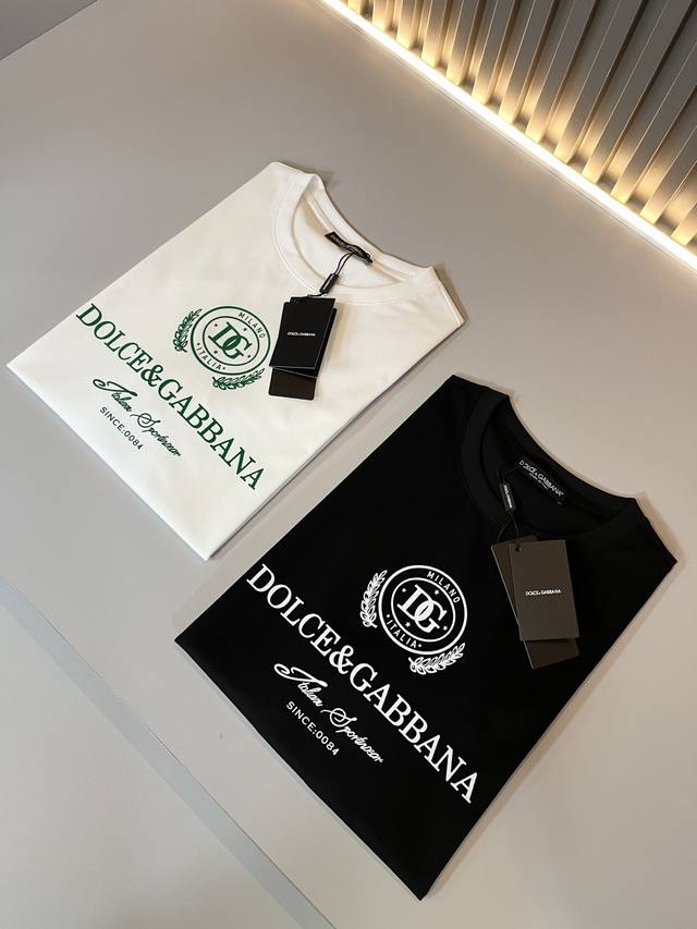 Dolce&Gabba*a 杜嘉*纳2025春夏新款男女同款短袖T恤，专柜同步发售！定制专属纯棉面料，胸前字母logo图案压绒工艺设计！简约大方，从容百搭，档次