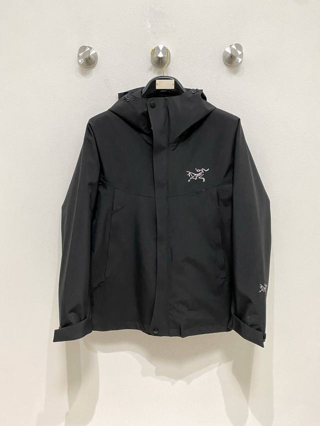 开春新品 ARC’TERYX*始祖鸟24ss新款轻薄硬壳冲锋衣 百搭户外男女同款 采用原厂GORE-TEX科技面料 细节辅料全部同步gtx材质严密防风！不易脏污