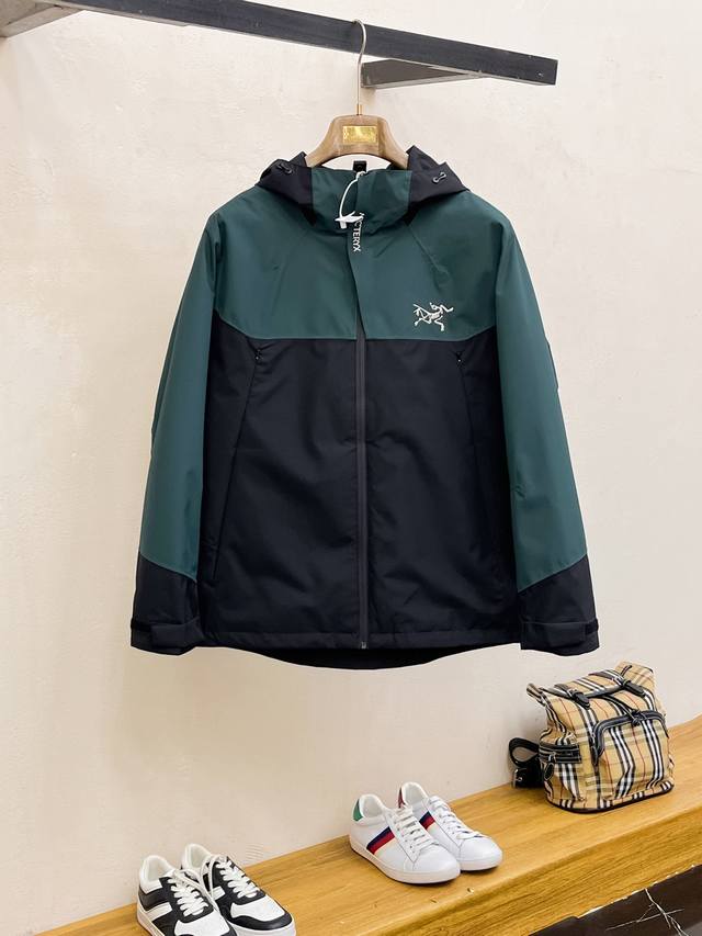 开春新品 ARC’TERYX*始祖鸟24ss新款轻薄硬壳冲锋衣 百搭户外男女同款 采用原厂GORE-TEX科技面料 细节辅料全部同步gtx材质严密防风！不易脏污