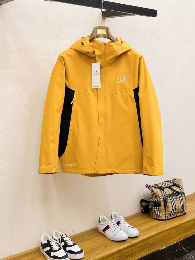 开春新品 ARC’TERYX*始祖鸟24ss新款轻薄硬壳冲锋衣 百搭户外男女同款 采用原厂GORE-TEX科技面料 细节辅料全部同步gtx材质严密防风！不易脏污