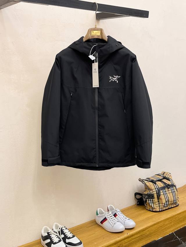 开春新品 ARC’TERYX*始祖鸟24ss新款轻薄硬壳冲锋衣 百搭户外男女同款 采用原厂GORE-TEX科技面料 细节辅料全部同步gtx材质严密防风！不易脏污