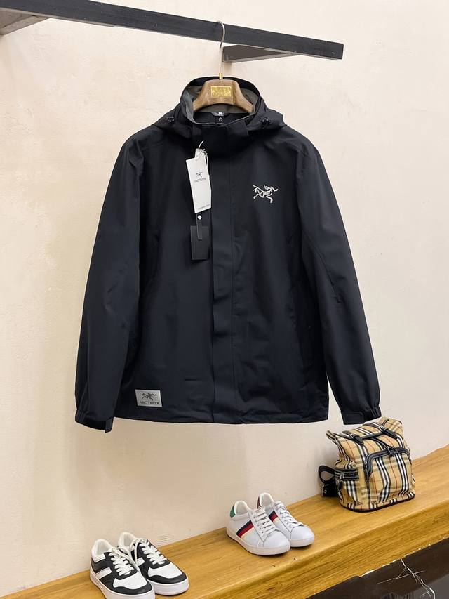 开春新品 ARC’TERYX*始祖鸟24ss新款轻薄硬壳冲锋衣 百搭户外男女同款 采用原厂GORE-TEX科技面料 细节辅料全部同步gtx材质严密防风！不易脏污