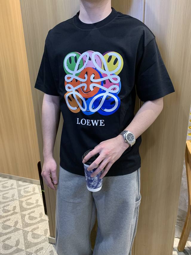 罗意威 LOEWE. 高定面料 250克纯棉 2025蛇年春夏专柜新品短袖时尚经典圆领短袖袖口下摆采用无痕设计 时尚单品设计，更加时尚舒适，高标准定制，上身非常