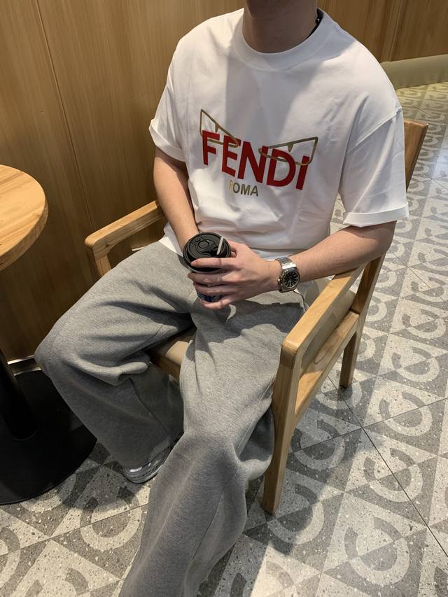 芬迪 FEND. 高定面料 250克纯棉 2025蛇年春夏专柜新品短袖时尚经典圆领短袖袖口下摆采用无痕设计 时尚单品设计，更加时尚舒适，高标准定制，上身非常有型