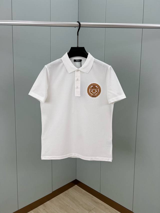 Versace 25春夏新品CHAIN CREST刺绣Polo衫，领口饰有三扣门襟，胸前饰有线绣Crest图案，点缀Medusa徽章、链条图案以及Versace