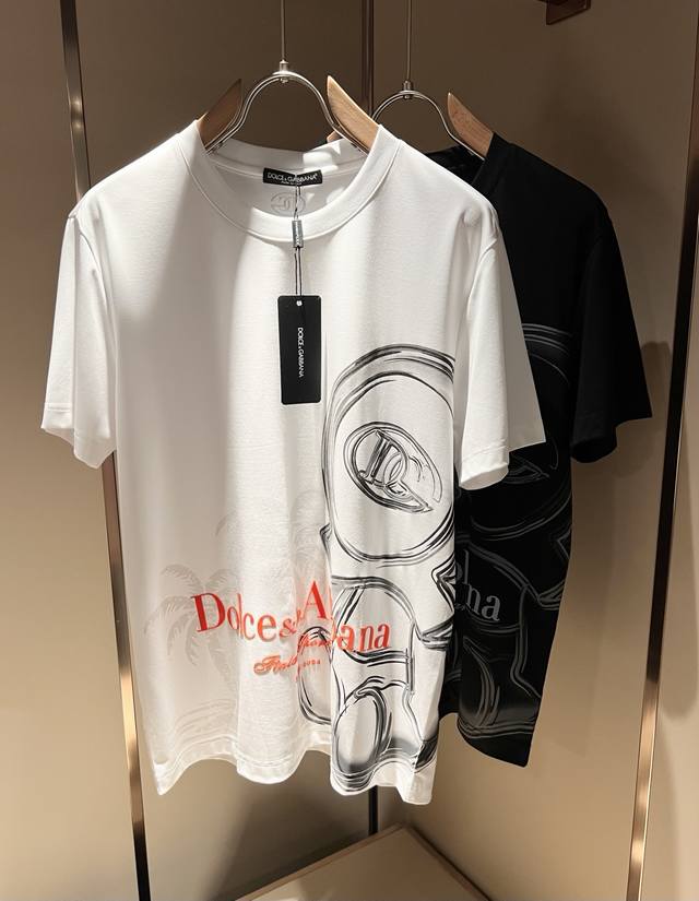 Dolce&Gabba*a 杜嘉*纳2025春夏新款男女同款短袖T恤，专柜同步发售！定制专属纯棉面料，胸前字母logo图案印花工艺设计！简约大方，从容百搭，档次