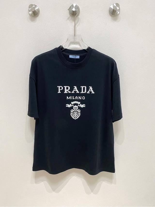 Prada 普拉达 2025SS春夏新品 重磅级尤物单品，官网在售系列。浮雕短袖T恤，定织微融感高支纯棉面料，手感非常好，前幅浮雕标识印花图案装饰，增加立体感， - 点击图像关闭