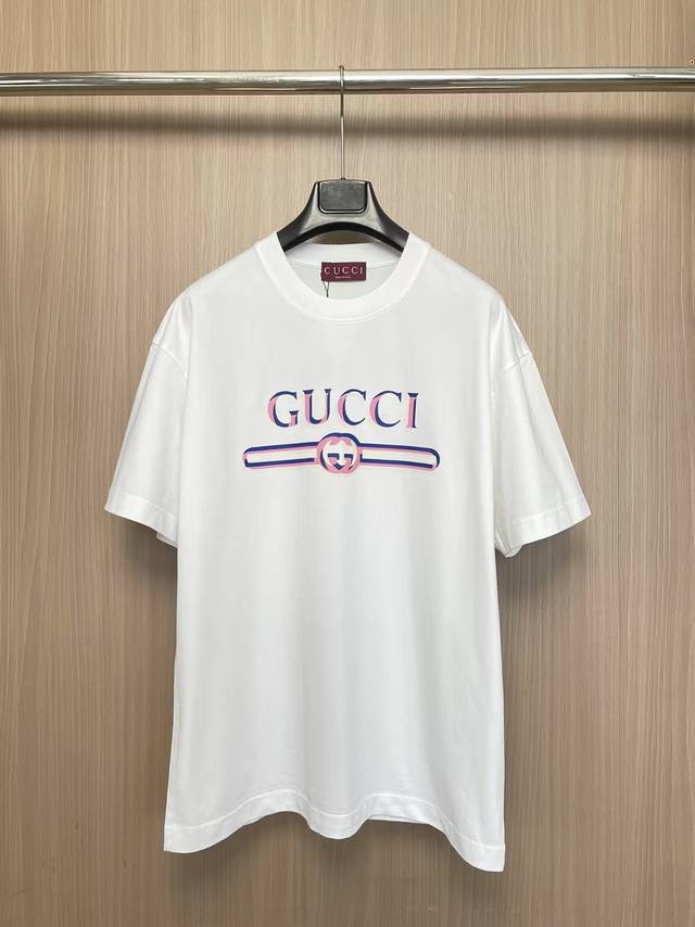 Gucci粉色字母T恤 纯净底色 配上彩色字母条纹 就像夏日里的马卡龙冰淇淋 甜酷满分 双层螺纹领口 肩部通肩压条 280g纯棉面料 黑白双色 男女同款码数S-