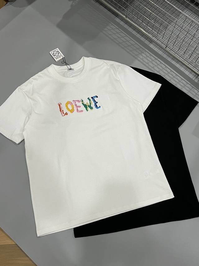 LOEWE 罗意威短袖T恤 工艺：字母刺绣 颜色：黑色 白色 码数：S~XL 面料：精梳紧密棉盖棉280g b柔顺手感 宽松版型设计 男女同款