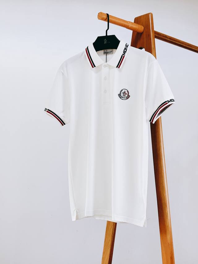 Moncler 蒙口 2025SS春夏新品 休闲翻领Polo衫，这款Polo衫采用高端棉质珠地面料制成，是适合各种季节的隽永设计单品。经典款式，胸前刺绣徽章标识 - 点击图像关闭