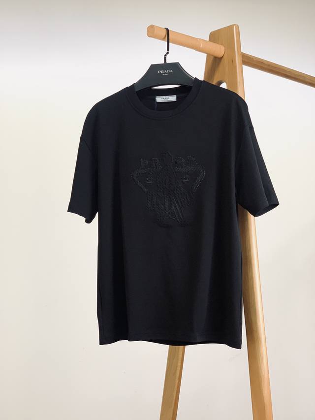 Prada 普拉达 2025SS春夏新品 行走的小金人刺绣烫钻短TEE，甄选高支纯棉面料，轻盈透气，舒适感极佳，柔软细腻更为自然，定织型的双层罗纹领口设计，前幅 - 点击图像关闭