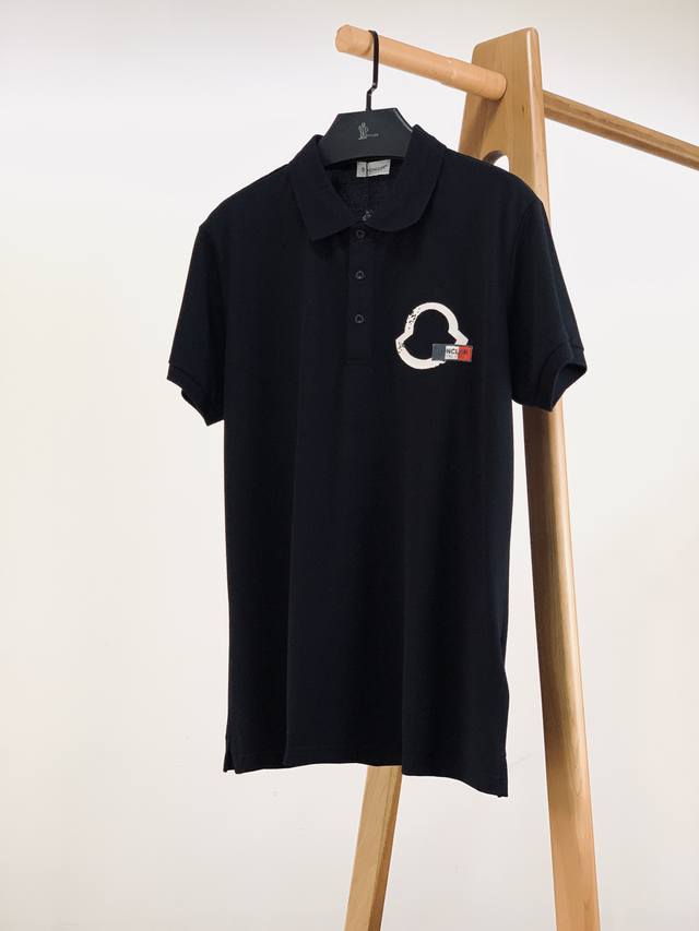 Moncler 蒙口 2025SS春夏新品 休闲翻领Polo衫，这款Polo衫采用高端棉质珠地面料制成，是适合各种季节的隽永设计单品。经典款式，胸前刺绣徽章标识