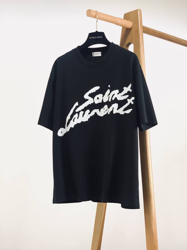 Saint Laurent 圣罗兰 2025SS早春新品 字母标识半袖打底T恤，高支埃及长绒棉，手感面糯有骨感，柔而有韧性。液氨工艺处理，韧性和抗皱性能得到大幅