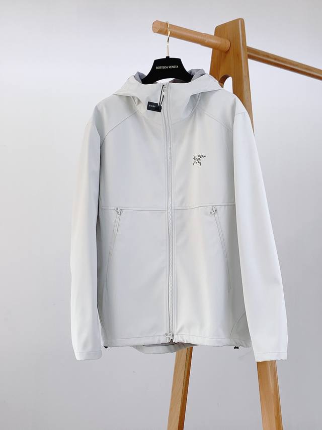 ARCTERYX 始祖鸟 最新薄款户外拉链软壳夹克弹力外套，功能性外壳面料90锦纶10氨纶！ 轻薄，耐磨，透气，四面弹都是基础属性！具备出色的轻量化，抗撕裂以及