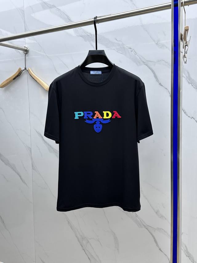 Prada 普拉达原单款 25SS夏季新款圆领T恤 专柜同步发售 原版面料定制丝光棉 手感舒适 细腻 高密度精准刺绣logo 底边手工挑脚 独家工艺 上身高端大