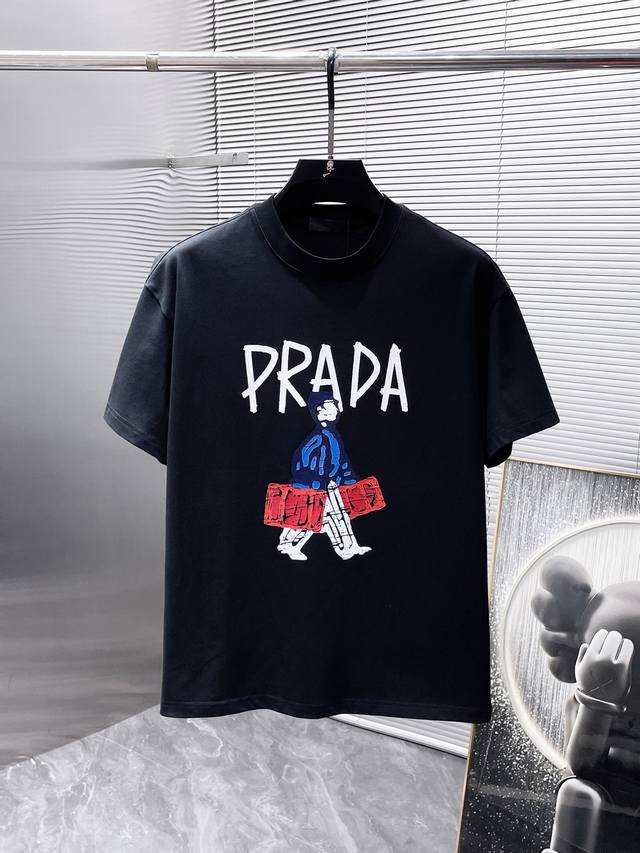 普拉达 Prada 2025ss新款 半袖 体恤 短袖 圆领T恤，高端版本！专柜定制面料 透气舒适度高，细节无可挑剔，品牌元素设计理念，体现高品质。手感细腻柔软