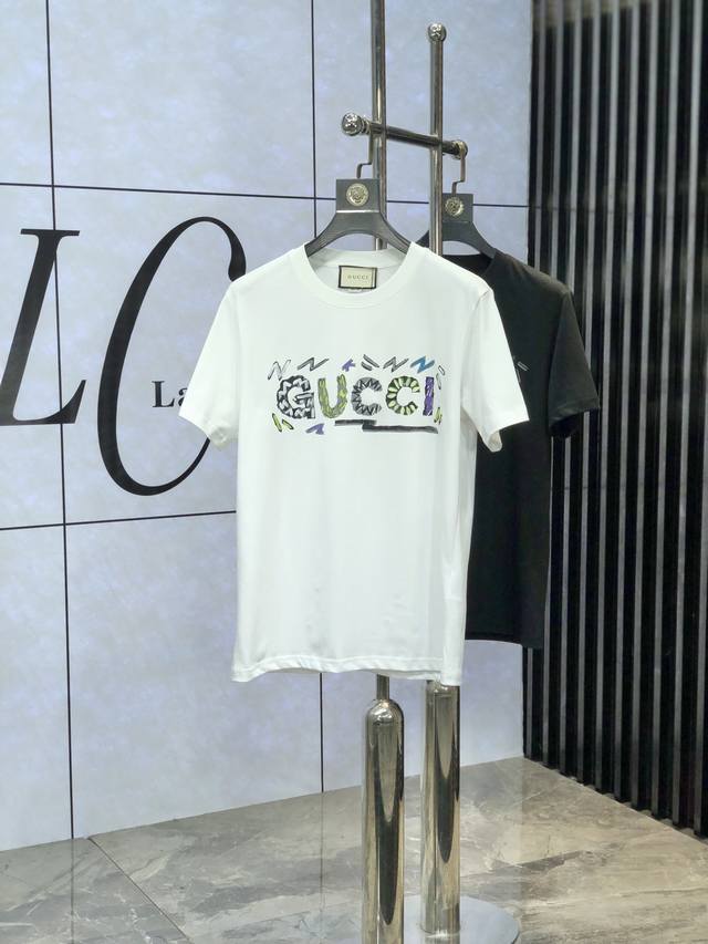 Gucci。2025春夏新款首发专柜最新款短袖圆领T恤 高端订制 设计前卫时尚！品牌logo重工艺设计 高端定制原版棉面料.手感柔软.穿着舒适.专柜级别精致车线