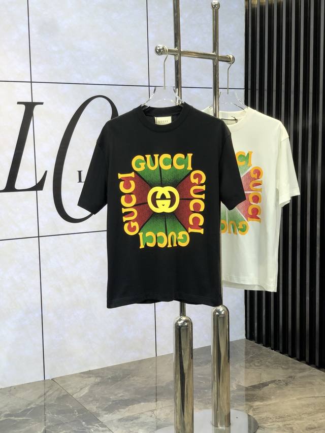 Gucci 。2025春夏新款首发专柜最新款短袖圆领T恤 高端订制 设计前卫时尚！品牌logo重工艺设计 高端定制丝光云朵棉面料.手感柔软.穿着舒适.专柜级别精