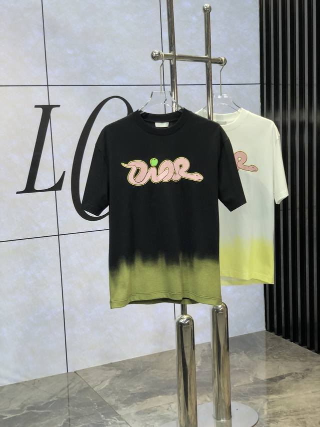 Dior 。2025春夏新款首发专柜最新款短袖圆领T恤 高端订制 设计前卫时尚！品牌logo重工艺设计 高端定制丝光云朵棉面料.手感柔软.穿着舒适.专柜级别精致