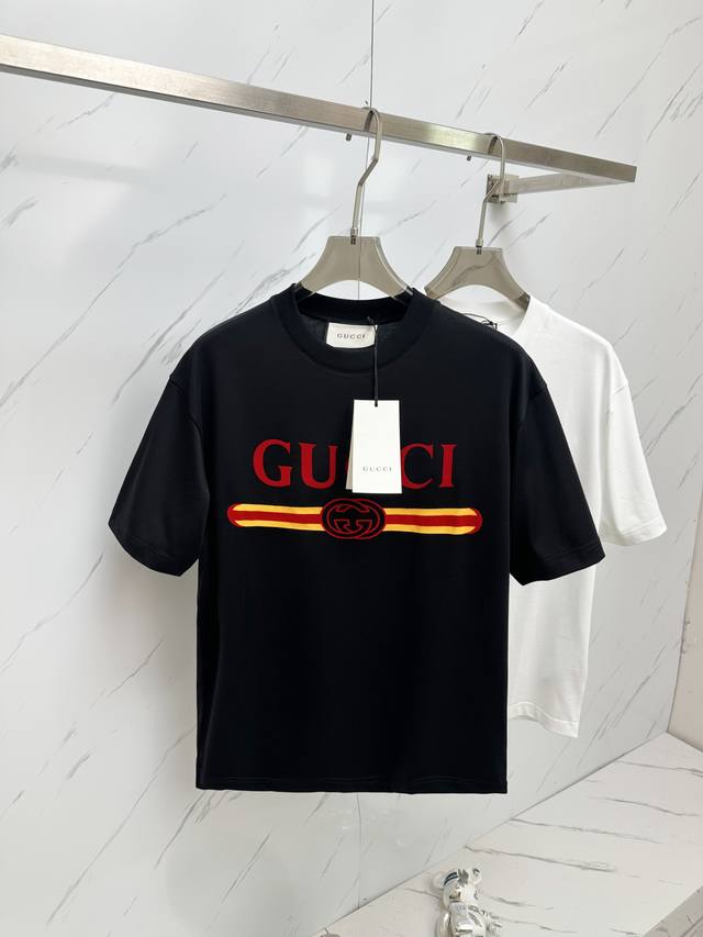 Gucc新款 经典字母logo图案短袖T恤，采用立定织纯棉面料，舒适透气不易变形。三标齐全，宽松版型，男女同款 码数 ：M-3xL