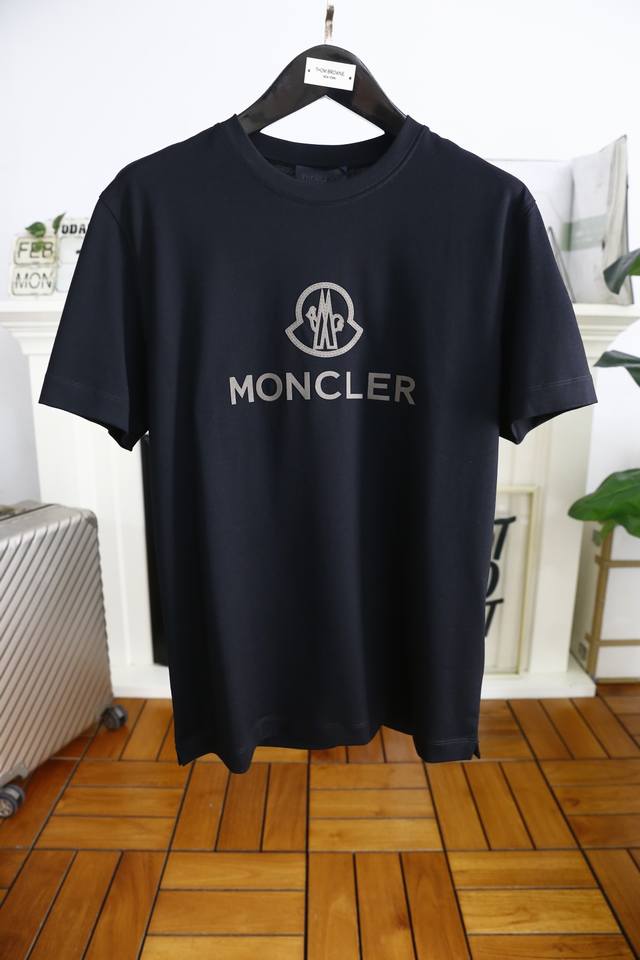 蒙口 Monc*er. 2025早春新品时尚圆领短袖高级定制百搭款式！更有实用感 任何人都可以轻松驾驭 采用经典双丝光面料工艺 奢华经典品牌字母logo设计，非