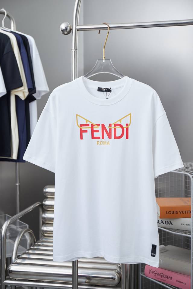 FEND* 芬家 2025ss蛇年限定款 怪兽短袖 轻奢主义 男女日常通勤穿搭必备单品 正确版本 欢迎对比 详细特征 采用320克100% 纯棉双纱面料 同缸定