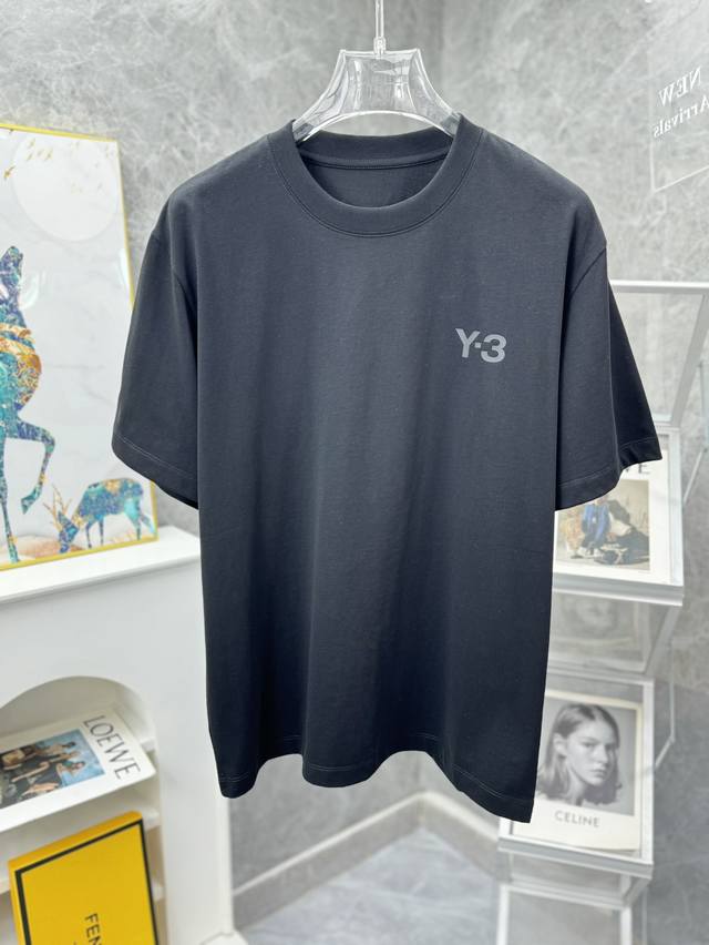 Y-3* 顶级货品2025春夏新款首发专柜最新款短袖圆领T恤 高端订制 设计前卫时尚！品牌logo重工艺设计 高端定制260克面料.手感柔软.穿着舒适.专柜级别