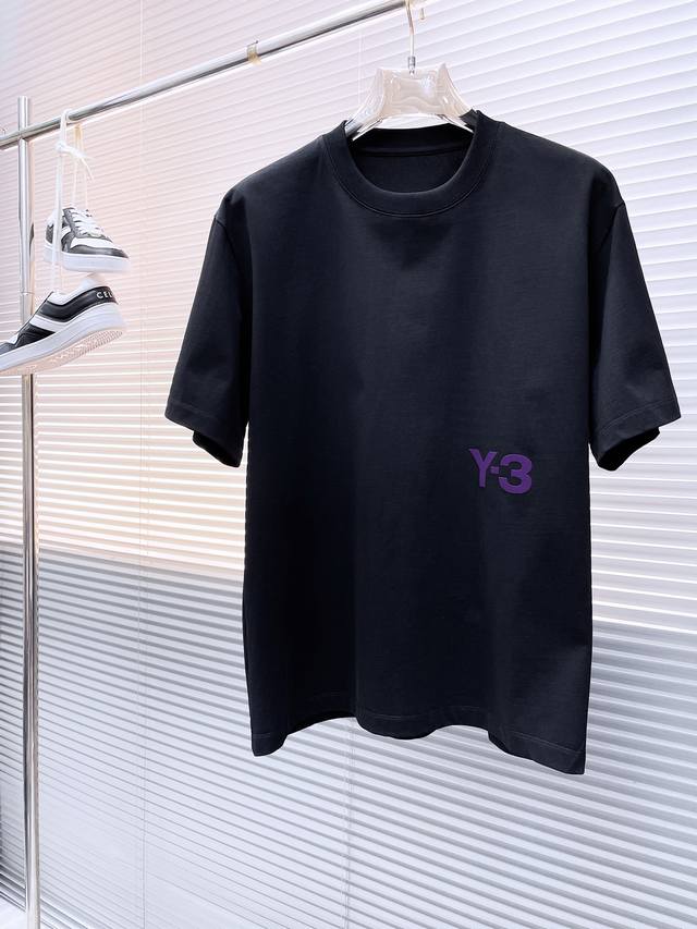 Y-3* 顶级货品2025春夏新款首发专柜最新款短袖圆领T恤 高端订制 设计前卫时尚！品牌logo重工艺设计 高端定制260克面料.手感柔软.穿着舒适.专柜级别