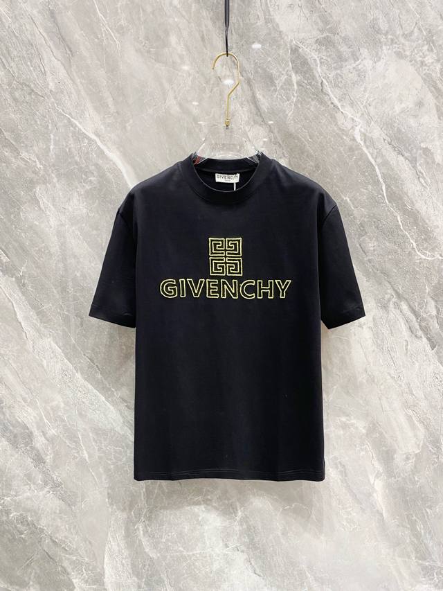 GIVENCHY 2025春夏新款首发专柜最新款短袖圆领T恤 高端订制 设计前卫时尚！品牌logo重工艺设计 高端定制丝光长绒棉面料.手感柔软.穿着舒适.专柜级