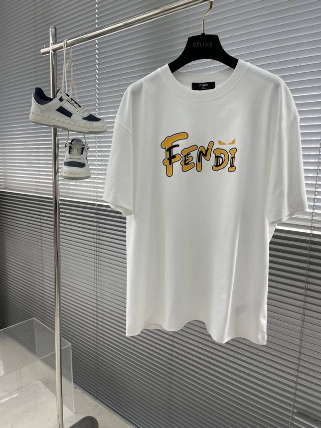 FEND 2025夏季最新品，专柜同步有售，原单狠货，休闲时尚圆领短袖T恤，进口原版面料，顶级印花工艺字母图案logo，独特设计，上身舒适透气，档次极高，上身帅