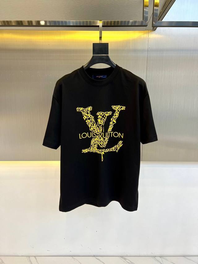 LV、2025s春夏新款新标字母logo宽松显瘦休闲圆领短袖t恤。纯棉高支数面料整体的触感极为舒适，亲肤效果也是极佳。整体宽松的版型配置，更具青春运动风格，上身