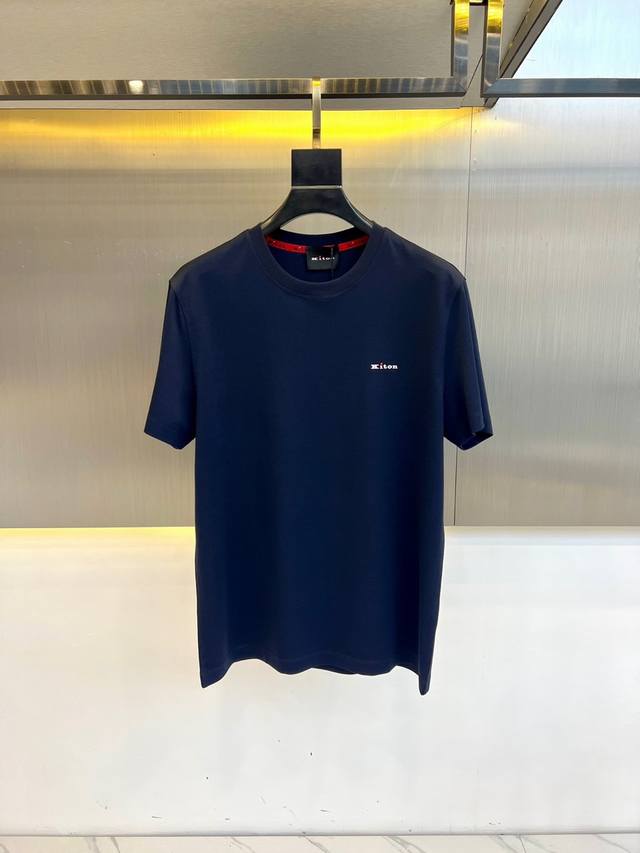 Kiton-2025春夏新品男士圆领丝光棉短袖T恤，前胸的logo 设计极具表现力，用极特色的色彩构造出美学的的空间感，搭配简单大方的圆领，舒适的面料能让你尽情