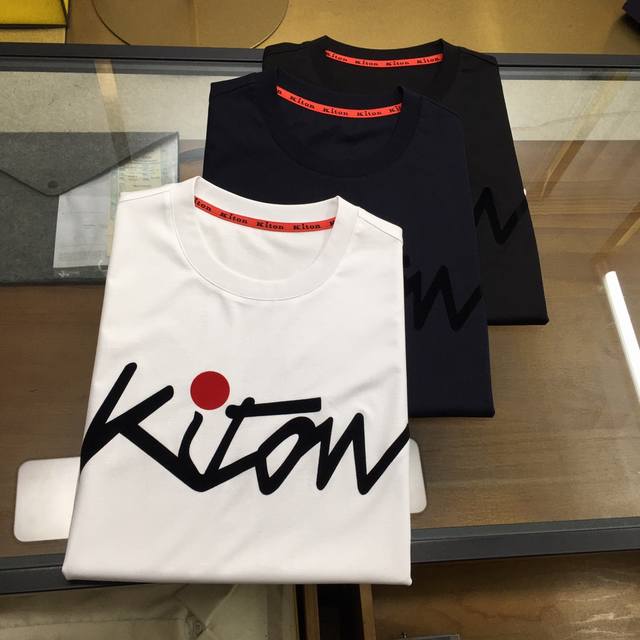 专柜新品 Kiton... 2025专柜新品强烈推荐！专柜经典款 简约圆领短袖T恤 经典百搭款 简约标志logo设计 合体的版型 领口微微贴合颈部 上身挺拔而更