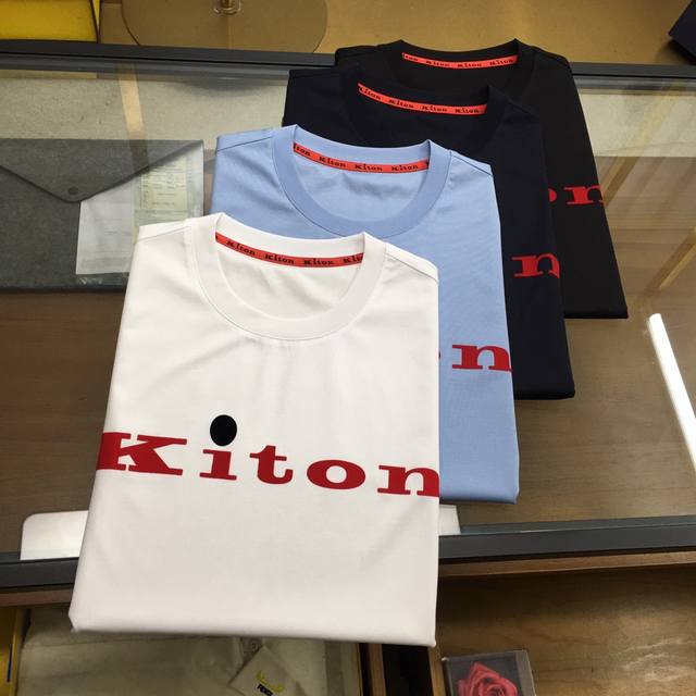 专柜新品 Kiton... 2025专柜新品强烈推荐！专柜经典款 简约圆领短袖T恤 经典百搭款 简约标志logo设计 合体的版型 领口微微贴合颈部 上身挺拔而更