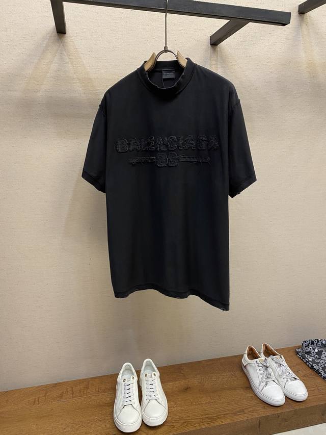 Balenciaga、BLCG巴黎贴布刺绣短袖T恤。反面穿情侣装T恤。定织定染双纱32s260克巴黎棉料 配套独有的320克十字螺纹领口 采用贴布刺绣工艺 田岛