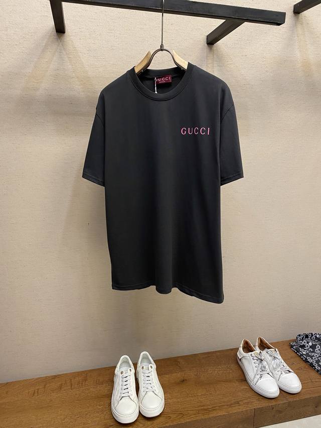 Gucci，GUC针织棉印花短袖T恤 植根于Gucci的悠久传承，对过往年代的热爱之情不断赋予品牌系列丰富的设计灵感。这款背心选用针织棉匠心打造，饰有Gucci